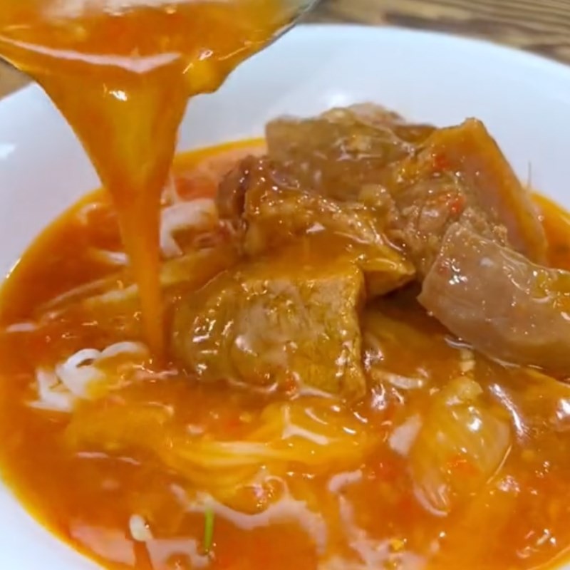 Tô bún được bày trí đẹp mắt với thịt nạm bò mềm, hành lá và hành tây, chuẩn bị chan nước dùng bún bò cay