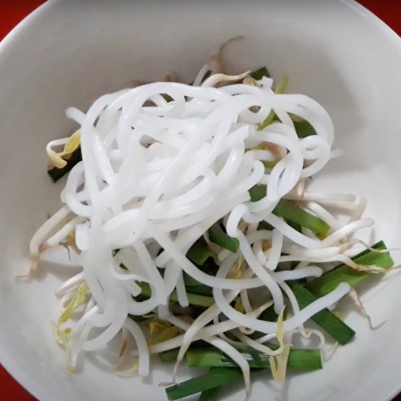 Trình bày các nguyên liệu bánh canh bò viên ra tô