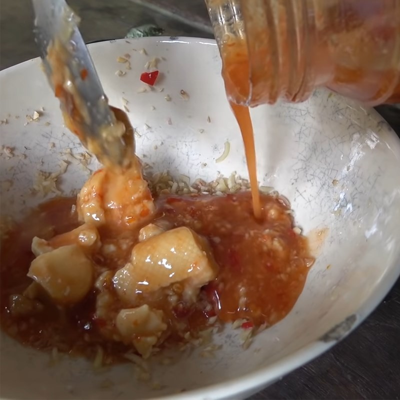 Làm sốt chấm cho cua nấu chao: dằm nát chao trong chén nhỏ