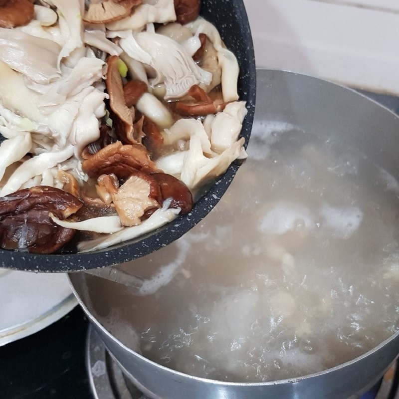 Nồi canh khoai sọ chay sau khi cho nấm xào và nêm nếm gia vị