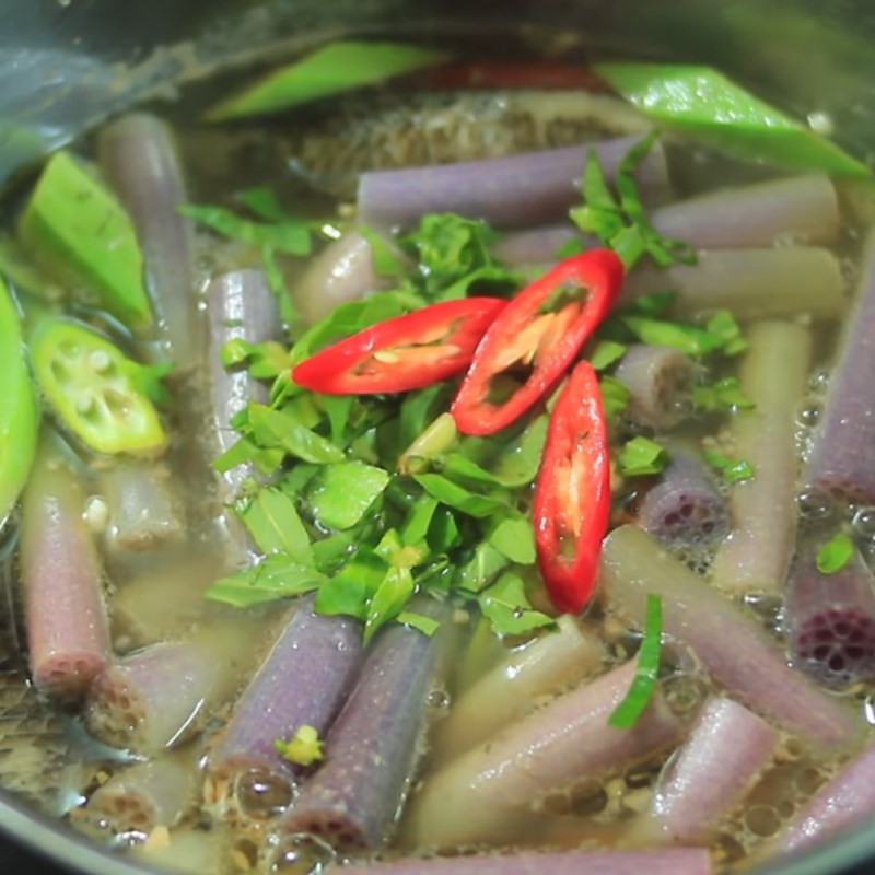 Thêm đậu hũ non và ngò rí vào nồi canh khoai sọ chay trước khi tắt bếp