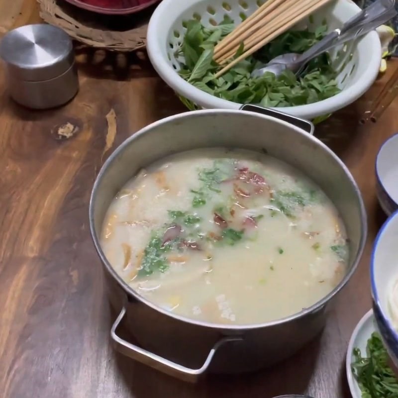 Hoàn thành món cháo canh cá lóc với bánh canh khô và rau cải xanh