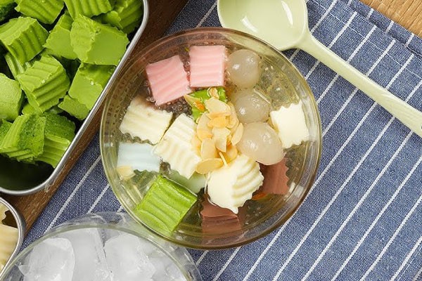 Chén chè khúc bạch đã hoàn thành với khúc bạch, nhãn và hạnh nhân rang