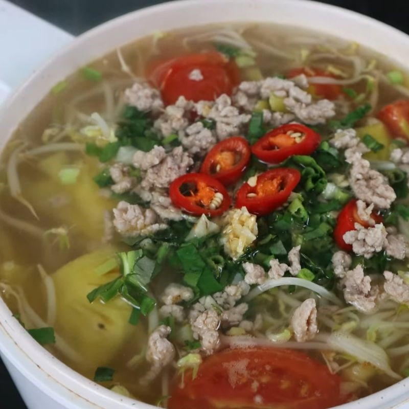 Thêm chả cá chay cắt miếng vào tô bún thơm ngon