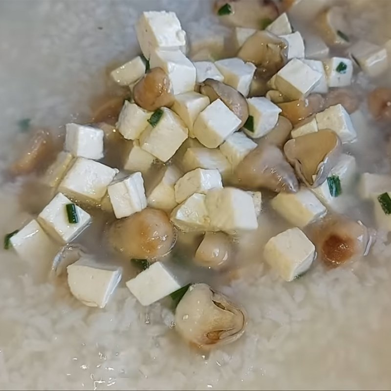 Chan nước dùng nóng hổi vào tô bún ốc sườn