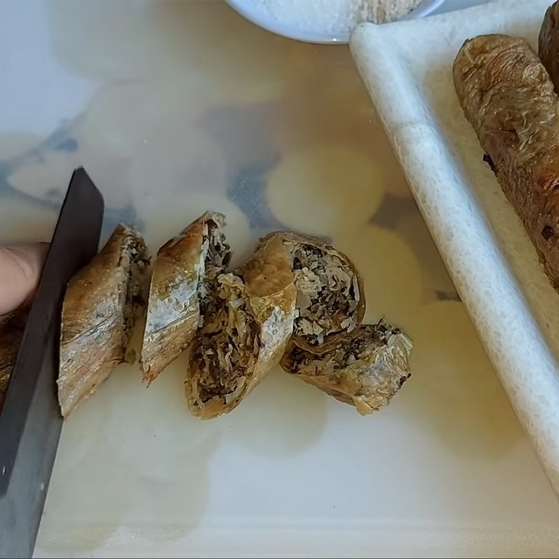 Cắt lòng chay thành miếng vừa ăn