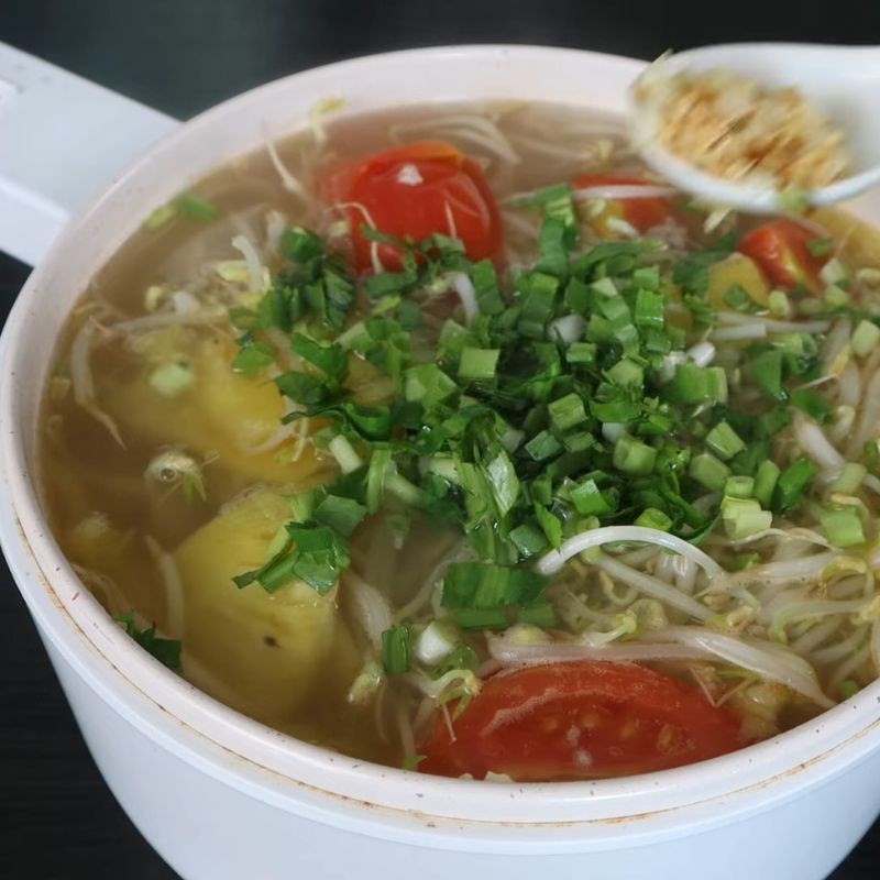 Hoàn thiện tô bún chả cá chay rong biển với rau sống và nước dùng