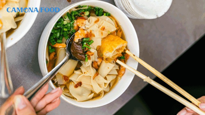 Tô hoành thánh lá tôm khô nóng hổi đã hoàn thành, minh chứng cho một món ngon dễ làm.