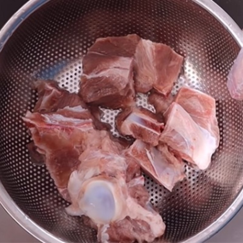 Sơ chế củ cải trắng, hành lá và ngò rí