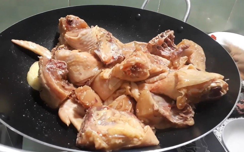 Chiên sơ gà sau khi ướp để tăng hương vị cho lẩu gà rượu nếp
