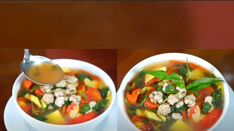 Tô canh chua nghêu nóng hổi đã hoàn thành, sẵn sàng thưởng thức