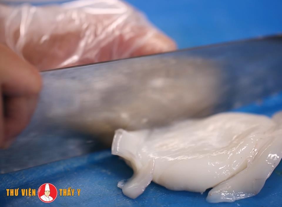 Mực tươi được khứa hoa đẹp mắt, chuẩn bị luộc nhanh để giữ độ giòn ngọt cho món hủ tiếu mực ngon.