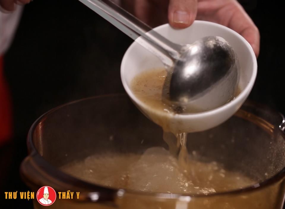 Gia vị cân bằng trong nồi nước lèo, là bí quyết để có cách nấu hủ tiếu ngon chuẩn vị.