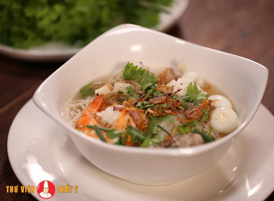 Bát hủ tiếu mực đã hoàn thành, sẵn sàng thưởng thức với sợi hủ tiếu dai và nước lèo đậm đà, minh họa cách nấu hủ tiếu ngon tại nhà.
