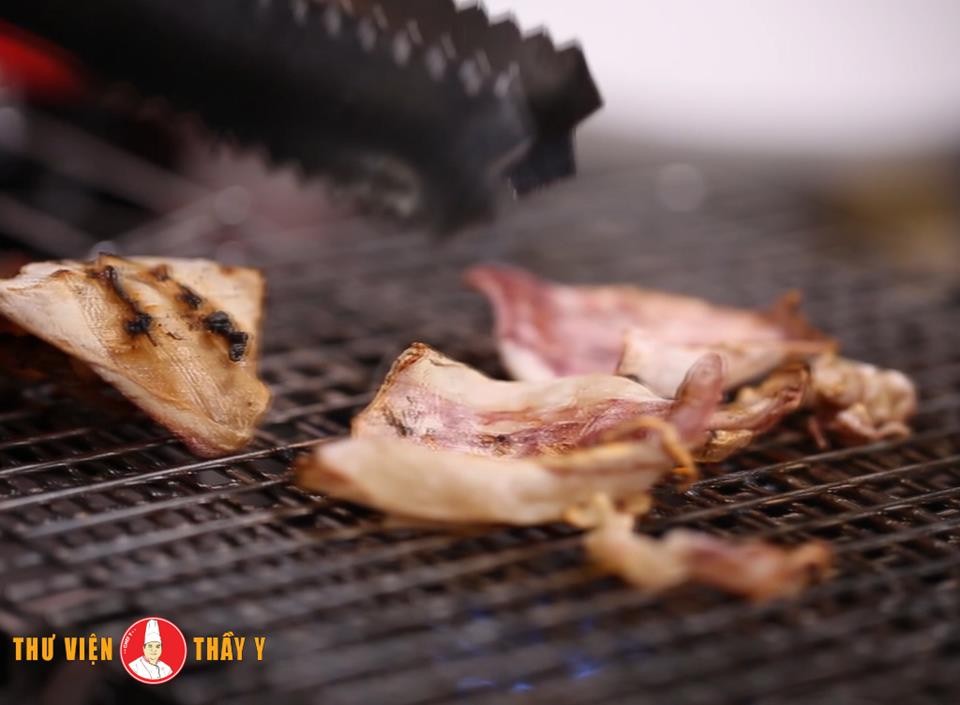 Khô mực và xương heo đã được cho vào nồi, sẵn sàng hầm để có nước dùng hủ tiếu ngon ngọt.