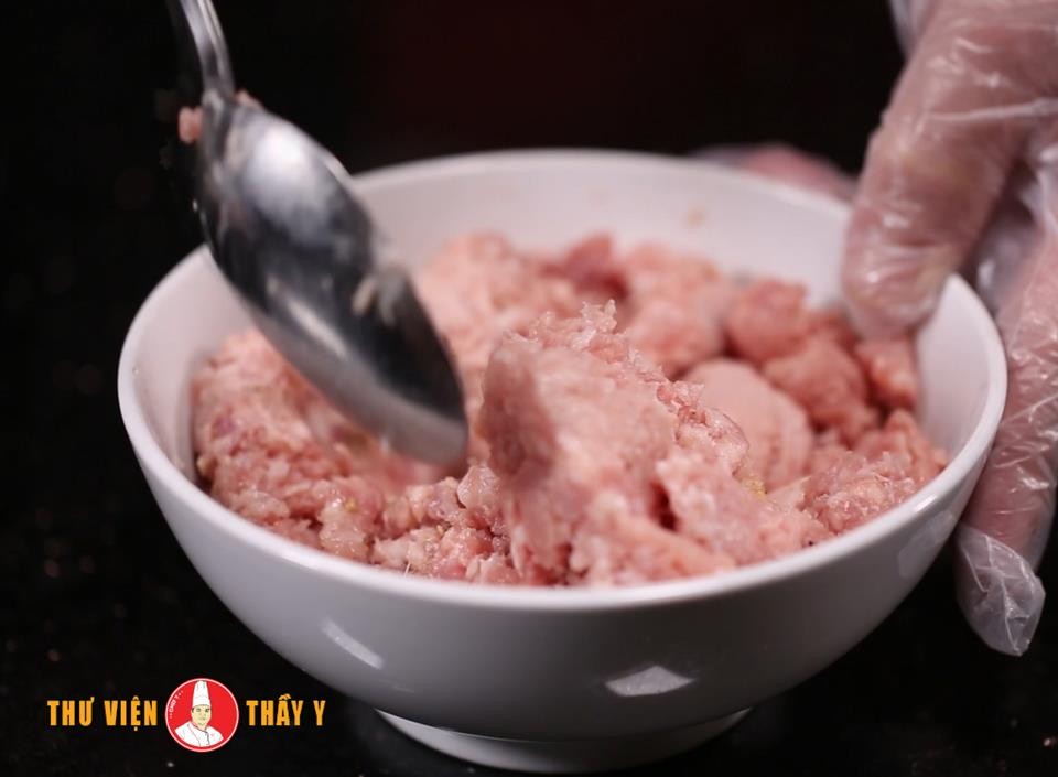 Hỗn hợp thịt băm và giò sống đã được trộn đều, chuẩn bị viên để nấu hủ tiếu ngon.