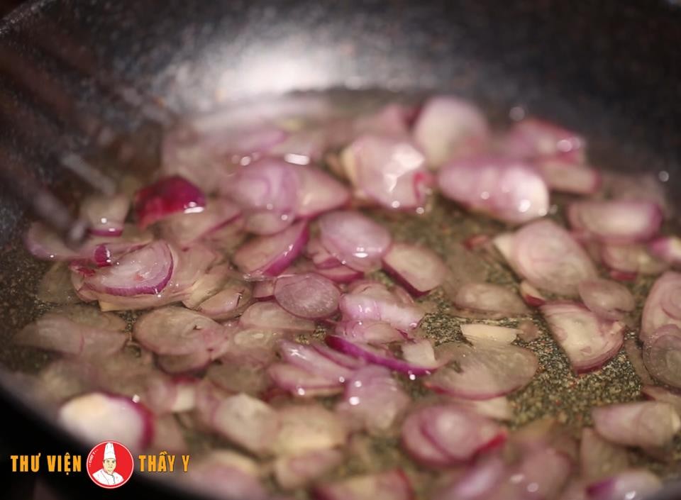 Hành tím được thái lát mỏng và phi vàng giòn, tạo hương thơm đặc trưng cho món hủ tiếu ngon.