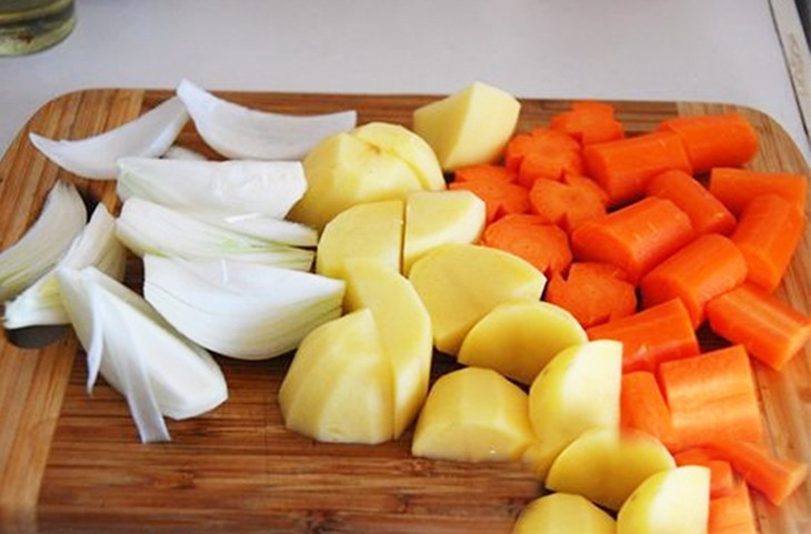 Dừa khô đã nạo được ngâm nước để vắt lấy cốt