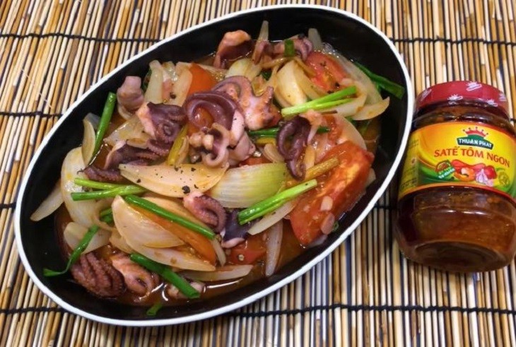 Đĩa bạch tuộc xào sa tế thơm ngon, nóng hổi, sẵn sàng để thưởng thức