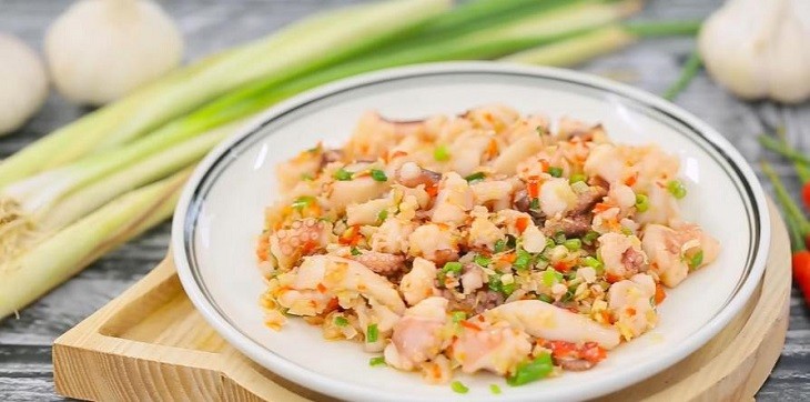 Đĩa bạch tuộc xào sả ớt thơm lừng, cay nồng và dai ngon