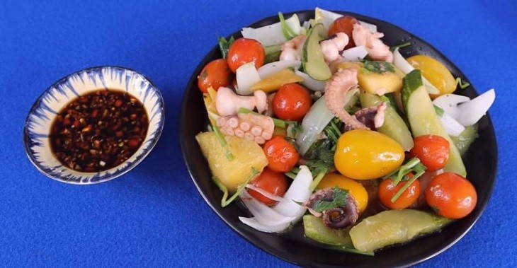 Đĩa bạch tuộc xào chua ngọt hấp dẫn, đầy màu sắc, sẵn sàng thưởng thức