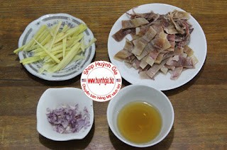 gừng và hành tây thái sợi để nêm cháo khô mực