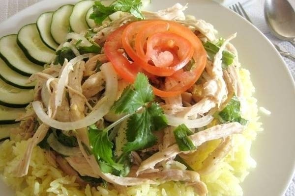 Đĩa cơm gà Thượng Hải thành phẩm với cơm vàng, gà xé và rau thơm, hoàn thiện món ăn theo hướng dẫn