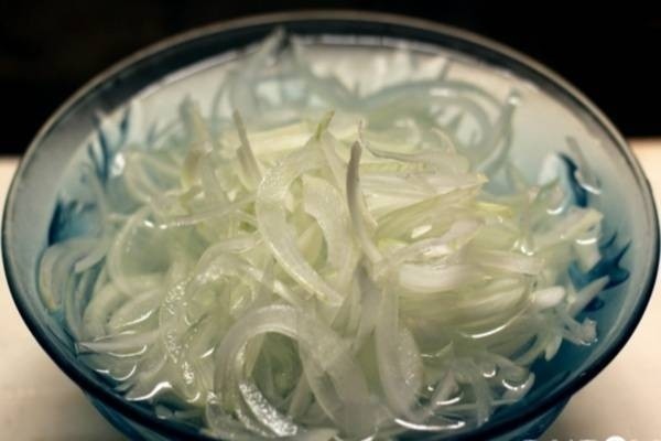 Hình ảnh gạo đang ngâm nước, sẵn sàng cho bước nấu cơm với nước luộc gà trong cách nấu cơm gà Thượng Hải