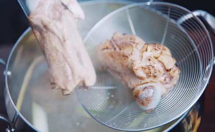 Hình ảnh sơ chế cá chép và các loại rau củ chuẩn bị cho món lẩu