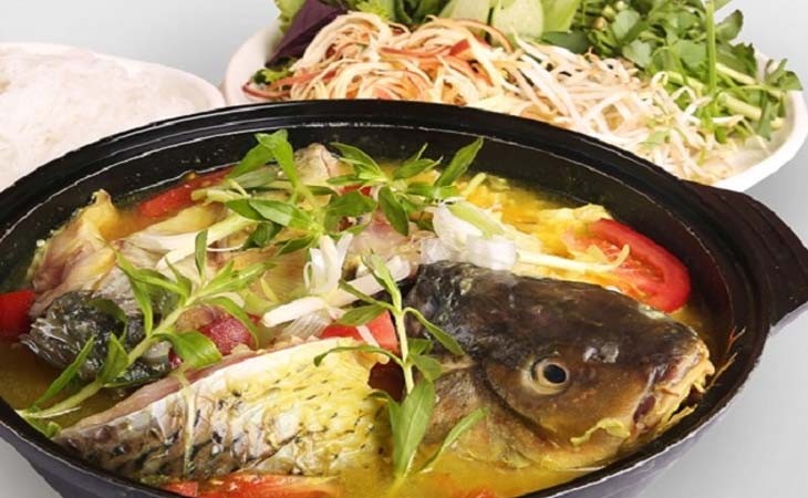 Thành phẩm lẩu cá chép giòn nóng hổi, sẵn sàng để thưởng thức