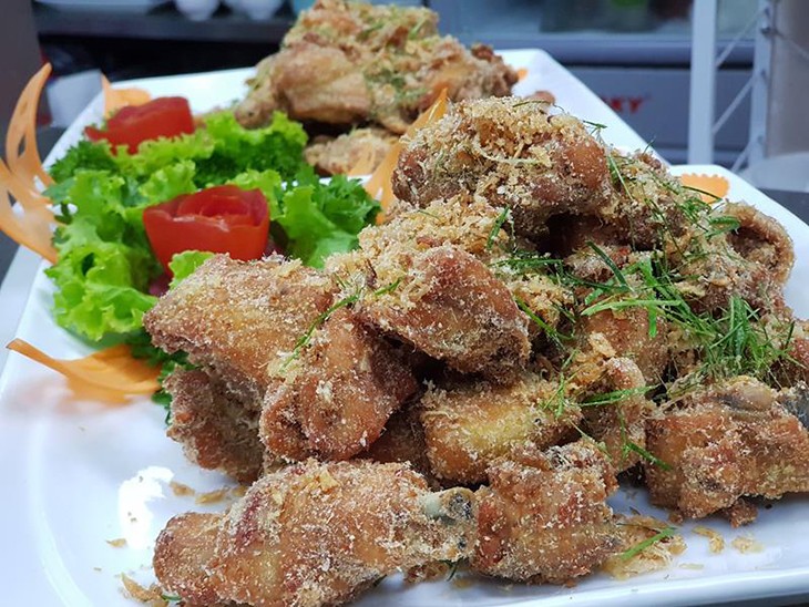 Thành phẩm món vịt rang muối thơm ngon, giòn rụm với sả chiên vàng.