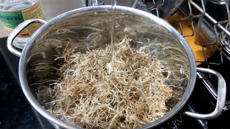Rong biển chân vịt đang được ngâm nở, chuẩn bị nấu xu xoa.