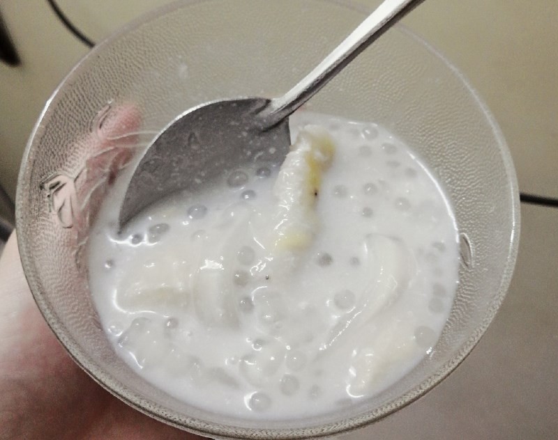 Một chén chè chuối nước cốt dừa thơm ngon với đậu phộng rang