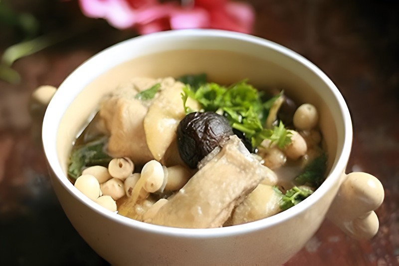 Gà hầm hạt sen nấm đông cô ngọt bùi lạ miệng