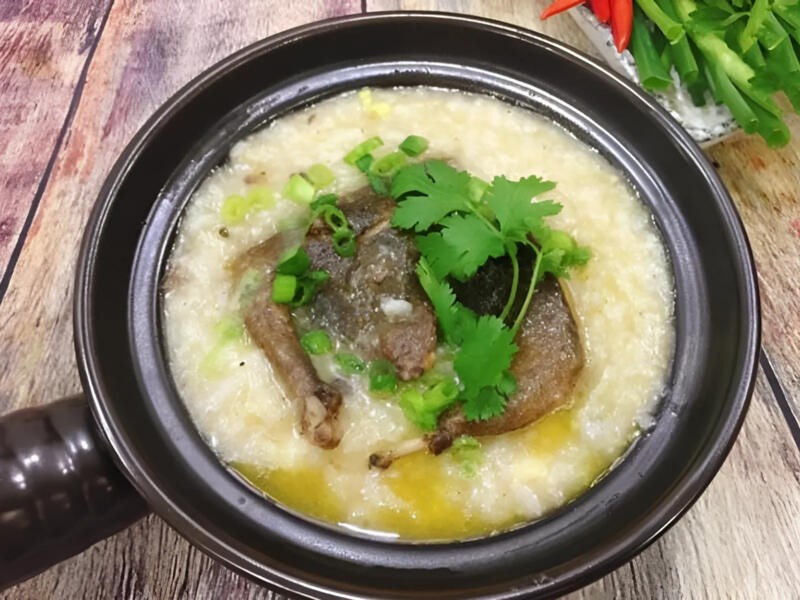 Món cháo chim bồ câu đậu xanh bùi ngậy, cung cấp đạm thực vật cho bé