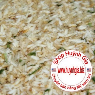gạo và nếp được rang vàng thơm trước khi nấu cháo