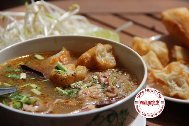 tô cháo khô mực nóng hổi sẵn sàng để thưởng thức