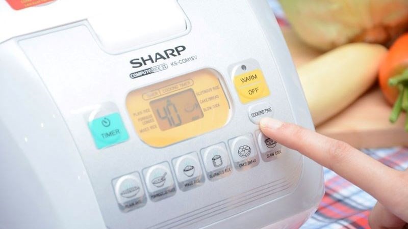 Món hấp đang được nấu trong nồi cơm điện Sharp