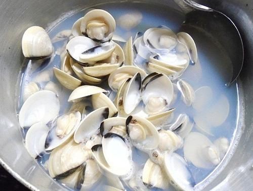 Thịt ngao đã tách vỏ và nước luộc ngao trong để nấu canh ngao chua với me