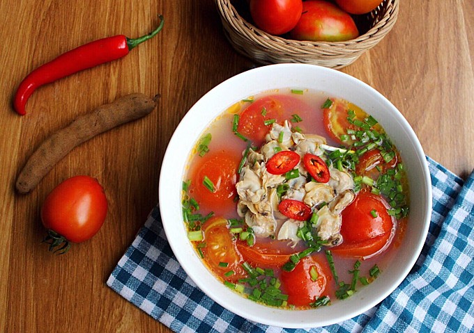 Nồi canh ngao chua với me đã hoàn thành, thơm ngon và hấp dẫn