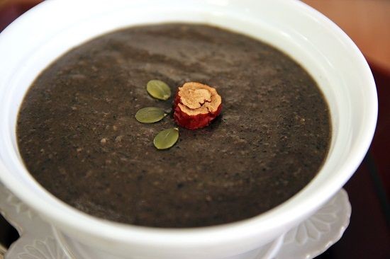 Bát cháo mè đen đã nấu chín, sánh mịn, thơm ngon, rất bổ dưỡng cho bé