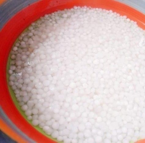 Bột báng khô trước khi ngâm, nguyên liệu độc đáo trong cách nấu chè đậu tây