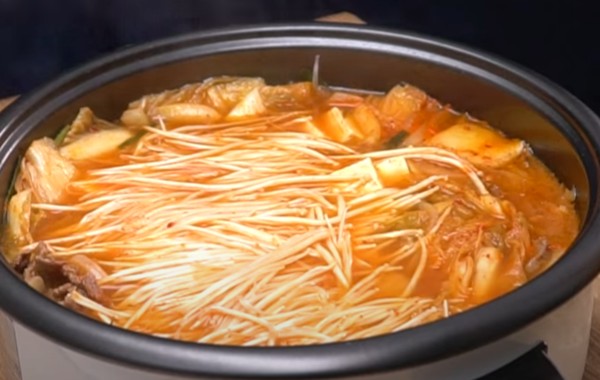 Nồi canh kim chi thịt bò đang sôi sục, tỏa hương thơm hấp dẫn