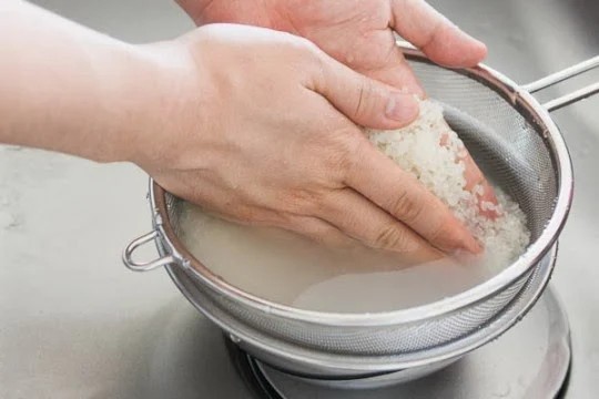 Gạo tẻ và gạo nếp đã vo sạch, sẵn sàng để nấu cháo thịt gà với nước dùng ngọt xương
