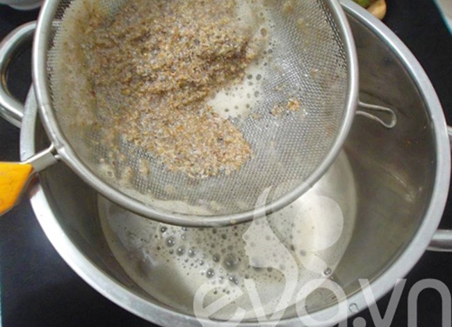 Cua đồng đã giã nhuyễn trong cối, bước quan trọng để nấu canh rau đay không bị nhớt