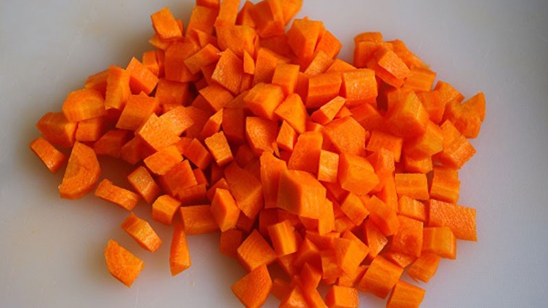 Cà rốt tươi đã được cắt hạt lựu nhỏ, sẵn sàng cho món ăn dặm của bé 9 tháng