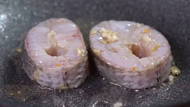 Chiên sơ cá lóc để giữ độ săn chắc cho món canh chua cá lóc miền Trung