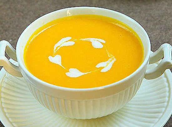 Cháo bí đỏ cà rốt đang sôi, món ăn dặm ngon miệng và bổ dưỡng cho bé 9 tháng