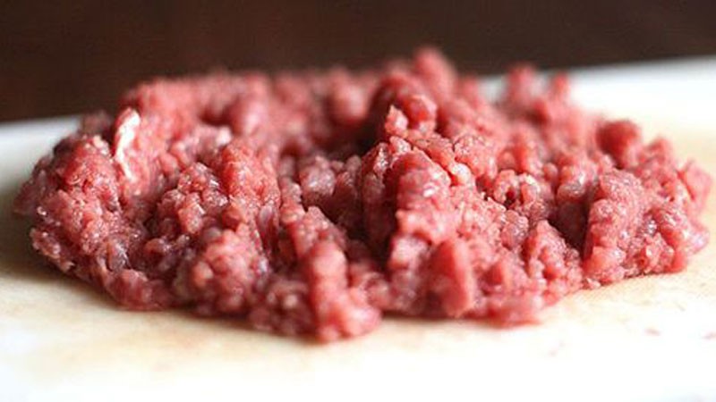 Thịt bò băm nhuyễn, nguyên liệu chính cho món ăn dặm giàu sắt của bé 9 tháng