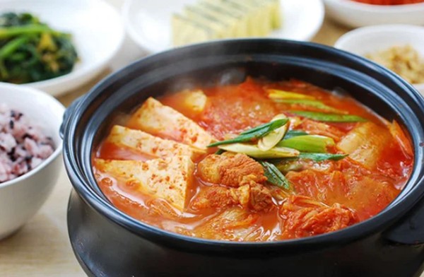 Bát canh kim chi thịt bò nóng hổi, màu sắc bắt mắt sẵn sàng thưởng thức